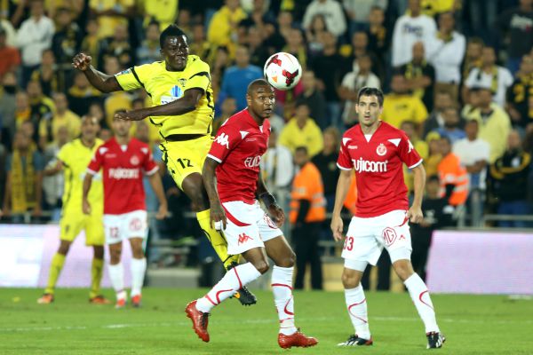 צפו: אוהד היכה שחקן – הדרבי התל אביבי פוצץ