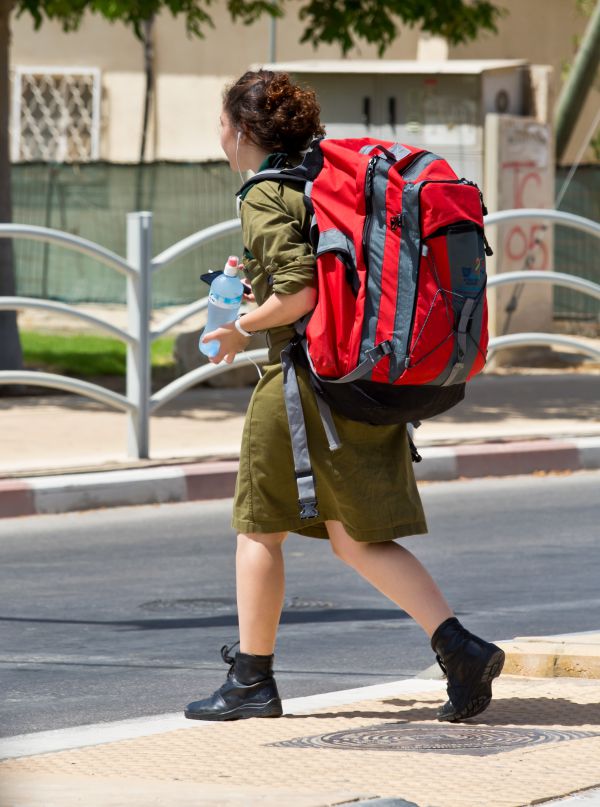 שאלה באמונה: האם בנות דתיות צריכות להתגייס?