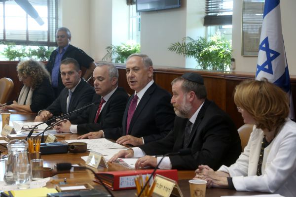 חוק הגיור עבר בממשלה: בנט תמך; אריאל התנגד