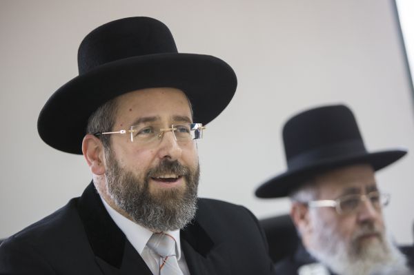 הרב לאו נגד עלוני השבת: מבזים את בית הכנסת