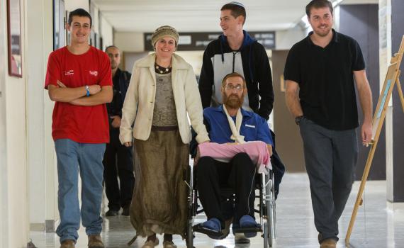 הולך הביתה: יהודה גליק השתחרר מבית החולים