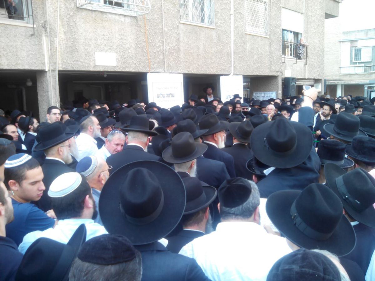 גלריה: מאות ליוו את הרב שלמה שלוש זצ"ל