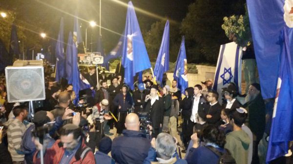 צועדים ממקום ניסיון ההתנקשות אל הר הבית