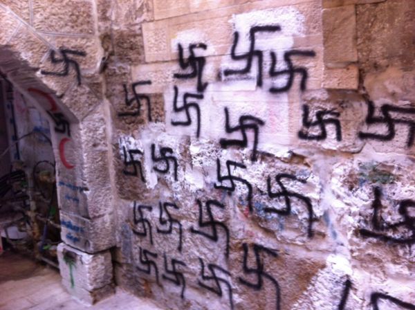 מזעזע: צלבי קרס בעיר העתיקה בירושלים‬