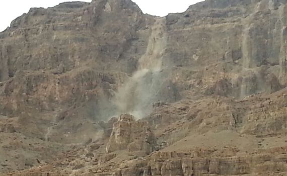 גשמי ברכה: צפו בשטפון מרהיב בנחל קומראן