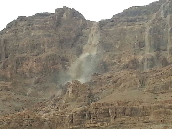 גשמי ברכה: צפו בשטפון מרהיב בנחל קומראן