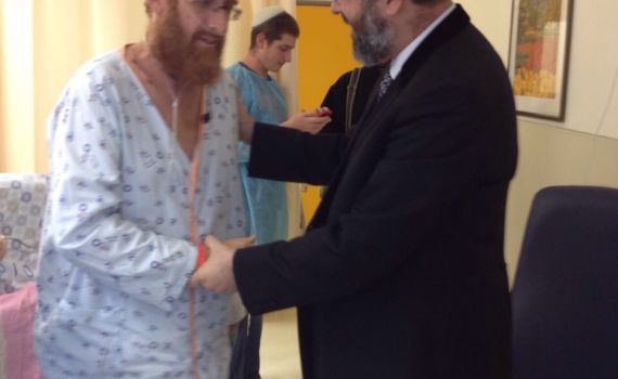 על הרגליים: יהודה גליק קם לכבוד הרב הראשי