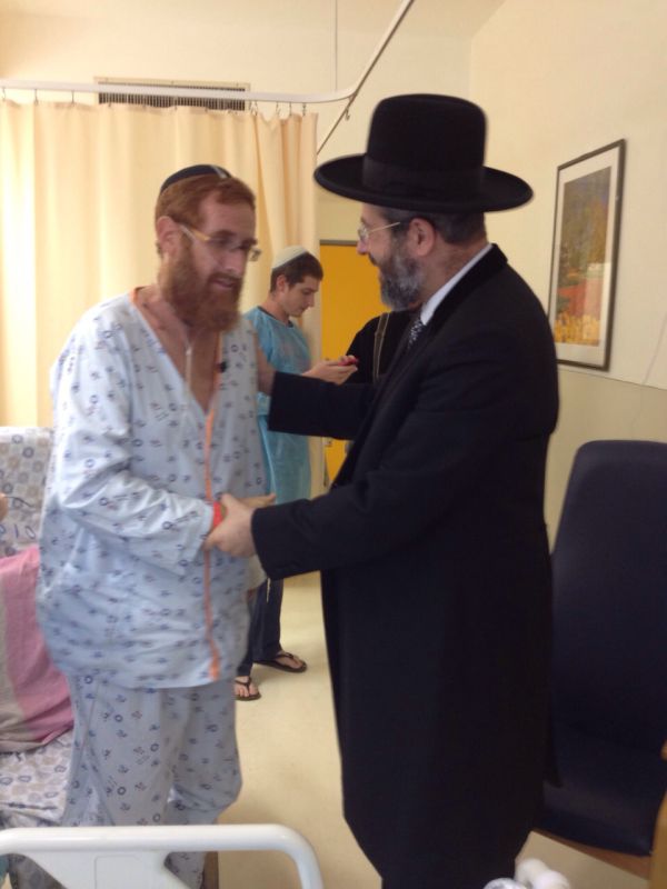 על הרגליים: יהודה גליק קם לכבוד הרב הראשי