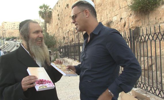 כשקובי פרץ פגש את הרב שלום ארוש בכותל. צפו