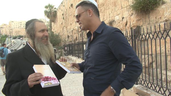 כשקובי פרץ פגש את הרב שלום ארוש בכותל. צפו