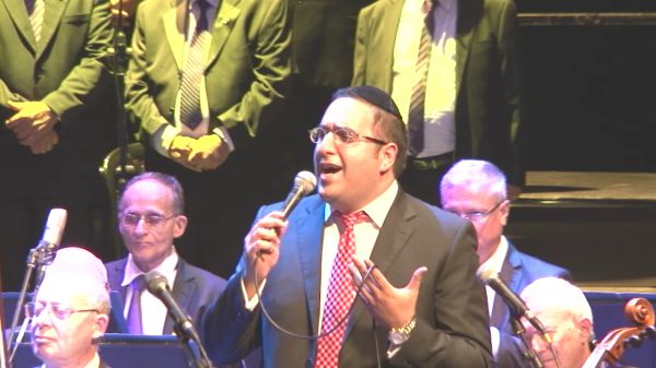 צפו: יוסף חיים שוואקי שר ר' שלמה קרליבך