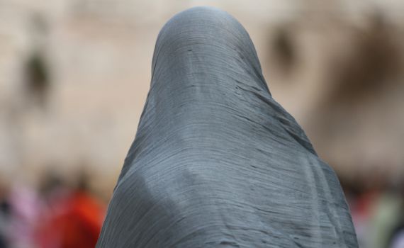 מותר לאב לראות את בתו הנשואה ללא כיסוי ראש?