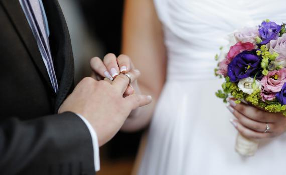 הרב בן דוד: כלה יכולה לתת טבעת לחתן תחת החופה