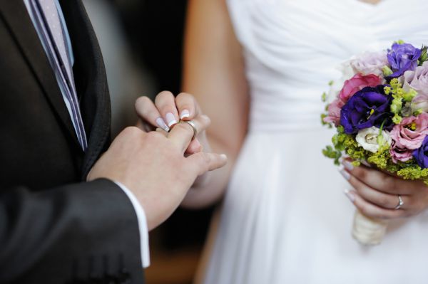 הרב בן דוד: כלה יכולה לתת טבעת לחתן תחת החופה