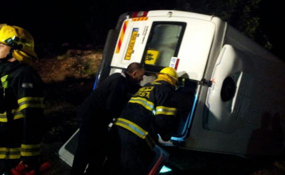 מיניבוס ובו 14 נוסעים שחזרו מחתונה התהפך