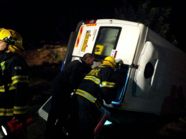 מיניבוס ובו 14 נוסעים שחזרו מחתונה התהפך