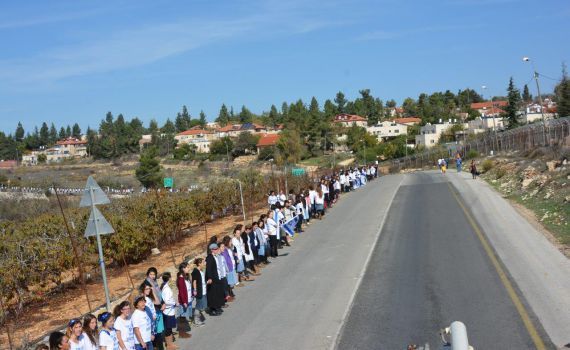 לא נכנעים לטרור: שרשרת אנושית בגוש עציון