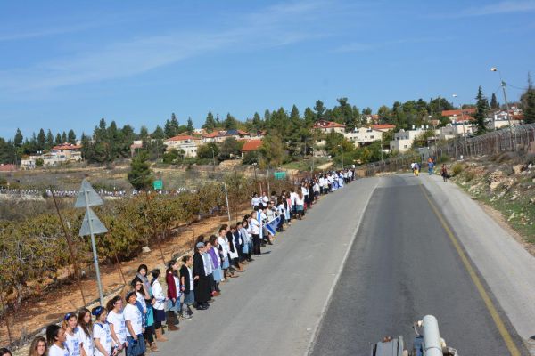 לא נכנעים לטרור: שרשרת אנושית בגוש עציון