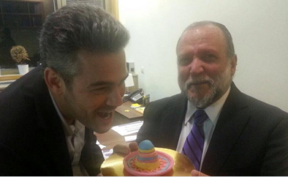 צפו: הבטיח לאכול את הכובע ומקיים