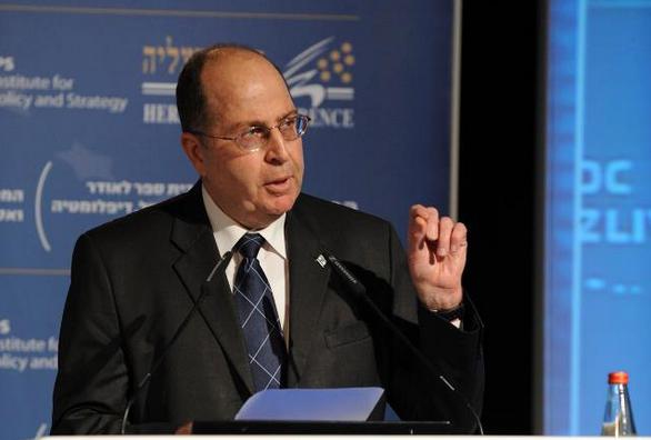 יעלון לנתניהו: "הבטחת לבנט את תיק הביטחון?"