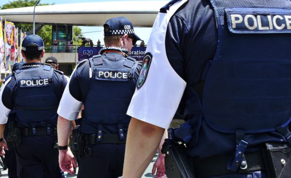 שוטרים חמושים פורצים לבית הקפה באוסטרליה