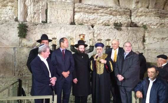 הדלקת נר חנוכה במקום הקרוב ביותר לנס פך השמן