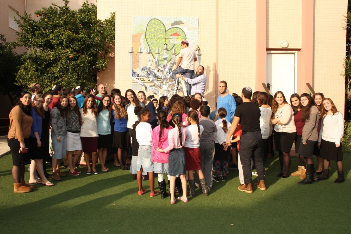 אפריקה – ישראל תרמה חנוכיית ענק לילדי אמונה