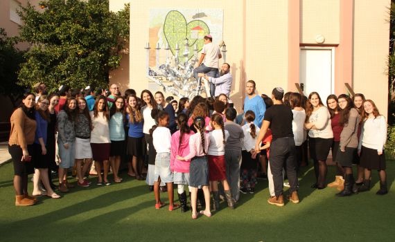 אפריקה – ישראל תרמה חנוכיית ענק לילדי אמונה