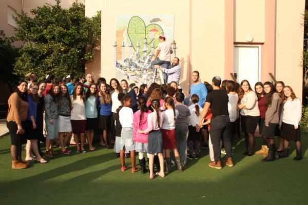 אפריקה – ישראל תרמה חנוכיית ענק לילדי אמונה