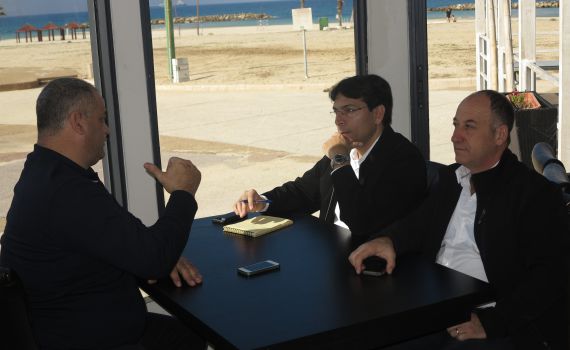 לפיד ניסה לצבור הון פוליטי על חשבון העסקים