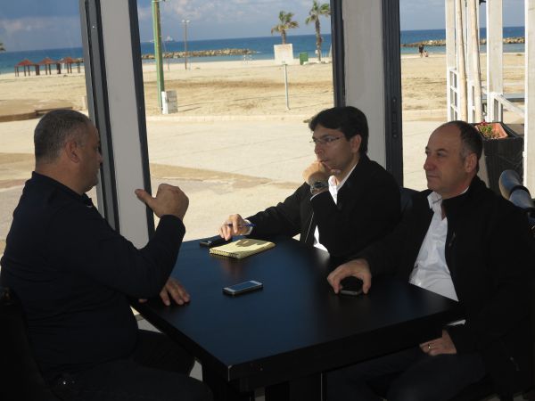 לפיד ניסה לצבור הון פוליטי על חשבון העסקים