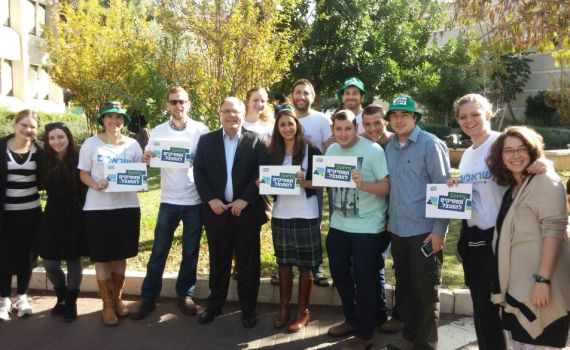 "המפקד צבוע בלבן. זאת מפלגה של עשירים"