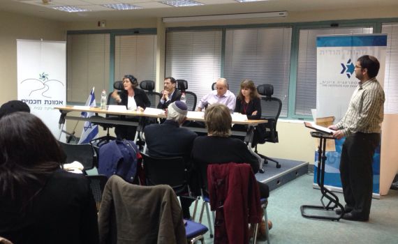 "את כמו בת אולפנא מתמרדת"