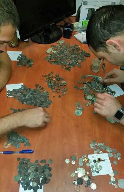 מאות מטבעות וחפצים עתיקים נתפסו אצל שודד עתיקות תושב בית שמש