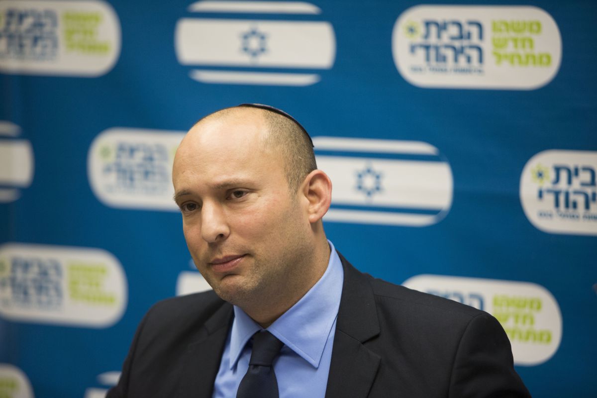 כיצד הגיב בנט כשנשאל למה הוא נושא נשק?