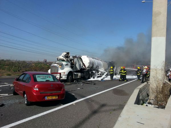 הרוג בפיצוץ מיכלית גז בתאונת דרכים בכביש 6