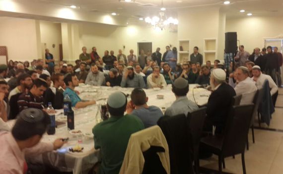 מאות הגיעו להתוועדות י"ט כסלו עם הרב מרדכי אלון