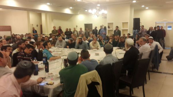 מאות הגיעו להתוועדות י"ט כסלו עם הרב מרדכי אלון