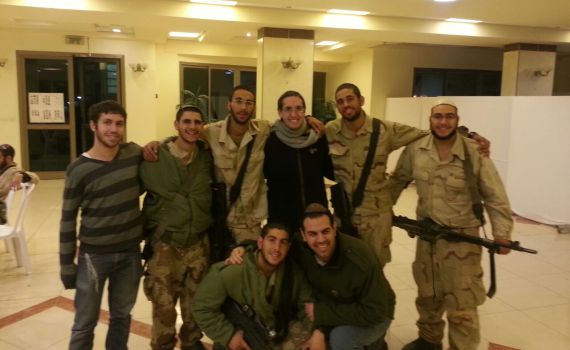 חיילי גולני: מיטה, סופגניה ושיעור- במחיר אחד