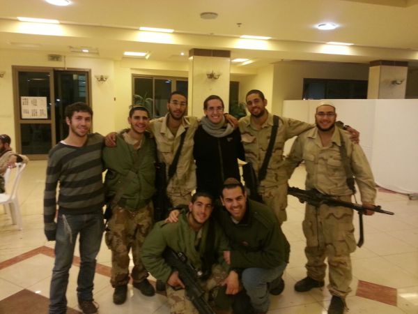 חיילי גולני: מיטה, סופגניה ושיעור- במחיר אחד