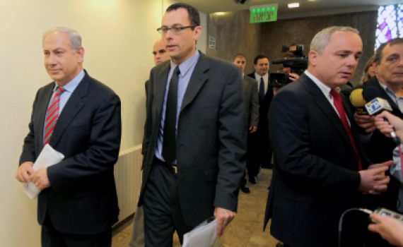 המשוריין הבא? בנט במגעים עם צביקה האוזר