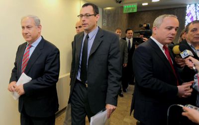 המשוריין הבא? בנט במגעים עם צביקה האוזר