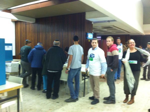 בעקבות תקלה: תורים ארוכים בקלפי בשדה אליהו