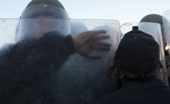 צפו: שוטר תוקף שומר שסרב לפתוח לו את השער