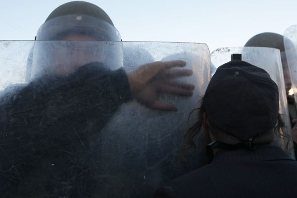 צפו: שוטר תוקף שומר שסרב לפתוח לו את השער