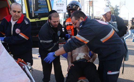 הלוחם נדקר בצווארו והספיק לירות על המחבל