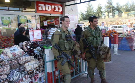 גנב רכב נמלט ממעצר ונורה על ידי חיילים