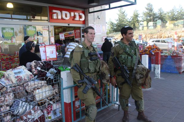 גנב רכב נמלט ממעצר ונורה על ידי חיילים