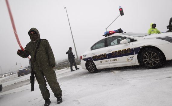 שלג החל לרדת בירושלים: הכבישים בעיר נחסמו