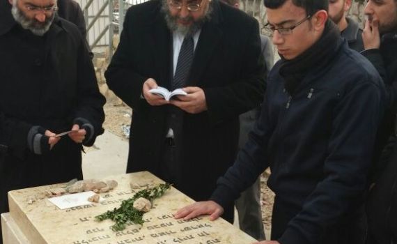 צפו: הרב אמסלם מבקש סליחה מהרב עובדיה יוסף